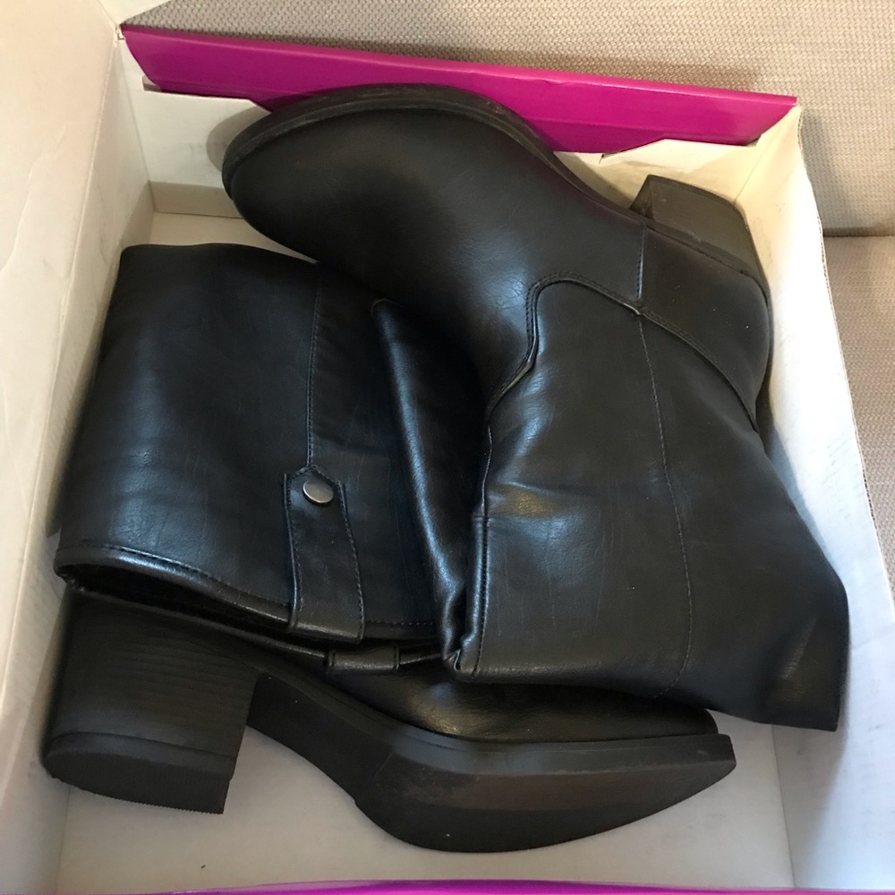 Calf just below the knee high boots 71/2 M black.